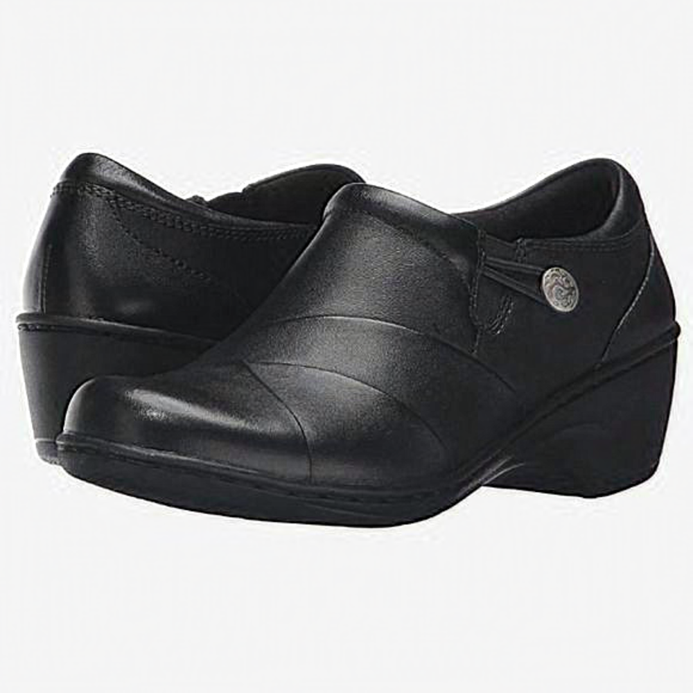 NWB Clarks Channing Ann Round Toe Slip-Ons Black‎